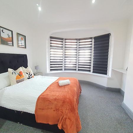 Only Family Groups - Pets Stay For Free - Sleeps 8 - Sofabed Blackpool Kültér fotó