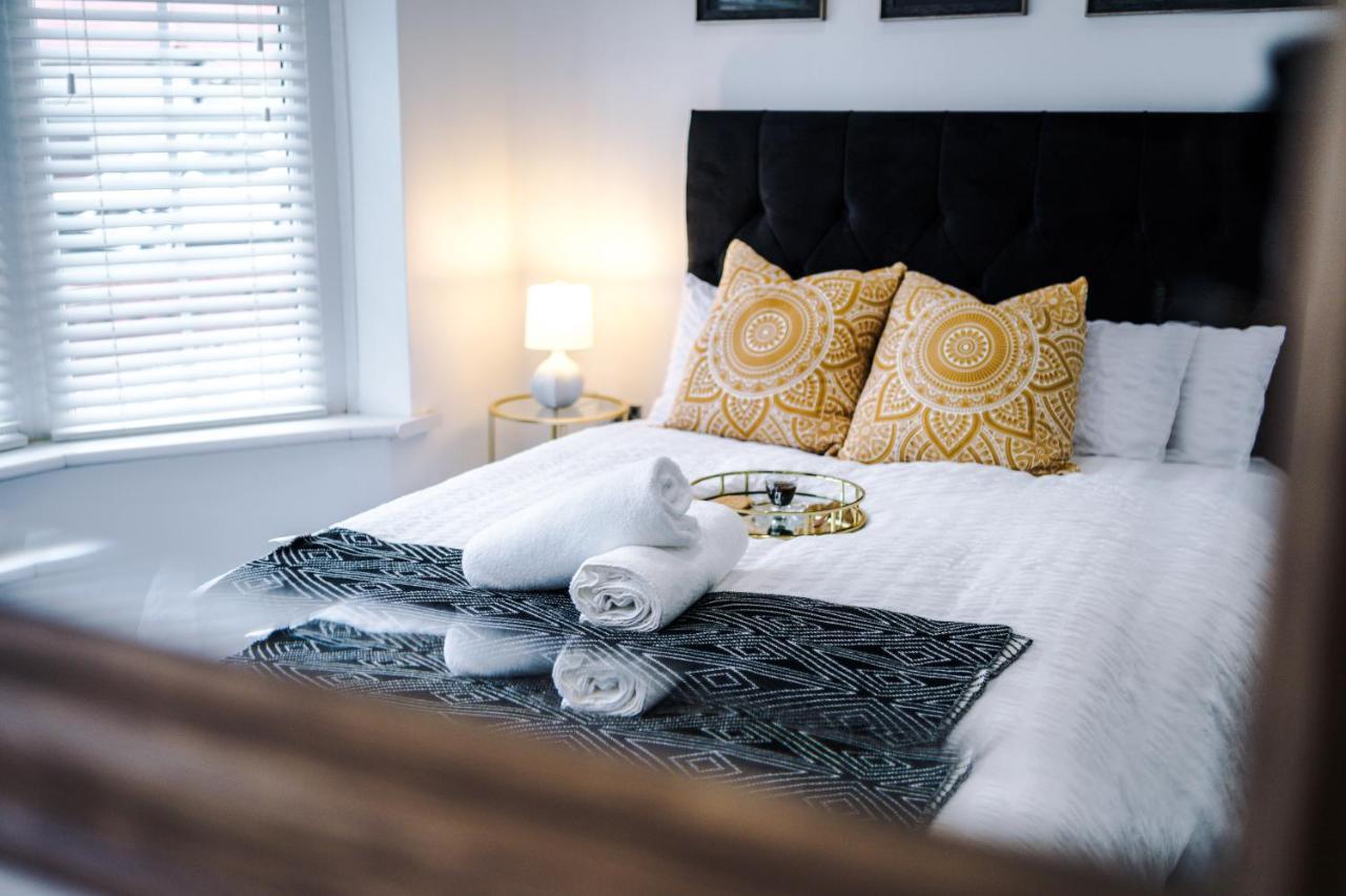 Only Family Groups - Pets Stay For Free - Sleeps 8 - Sofabed Blackpool Kültér fotó