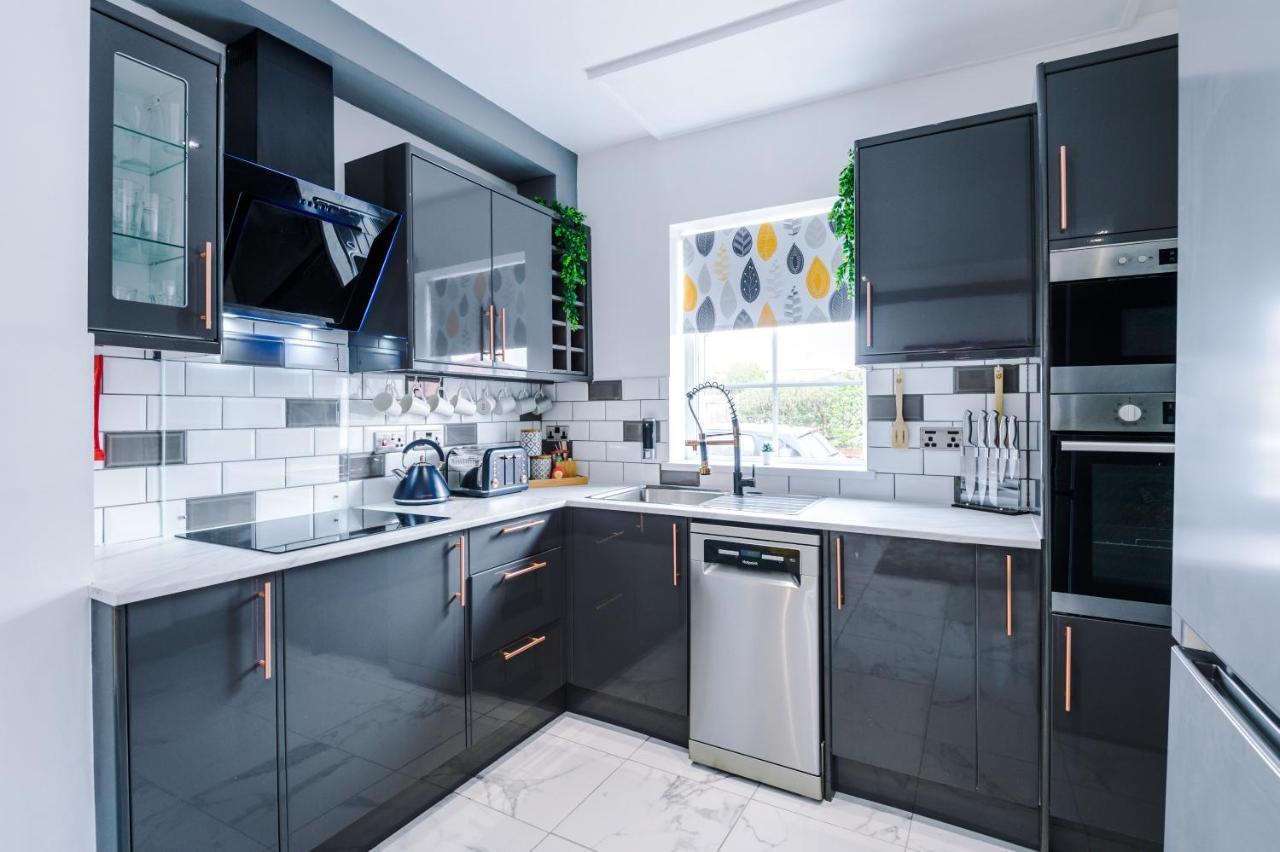 Only Family Groups - Pets Stay For Free - Sleeps 8 - Sofabed Blackpool Kültér fotó