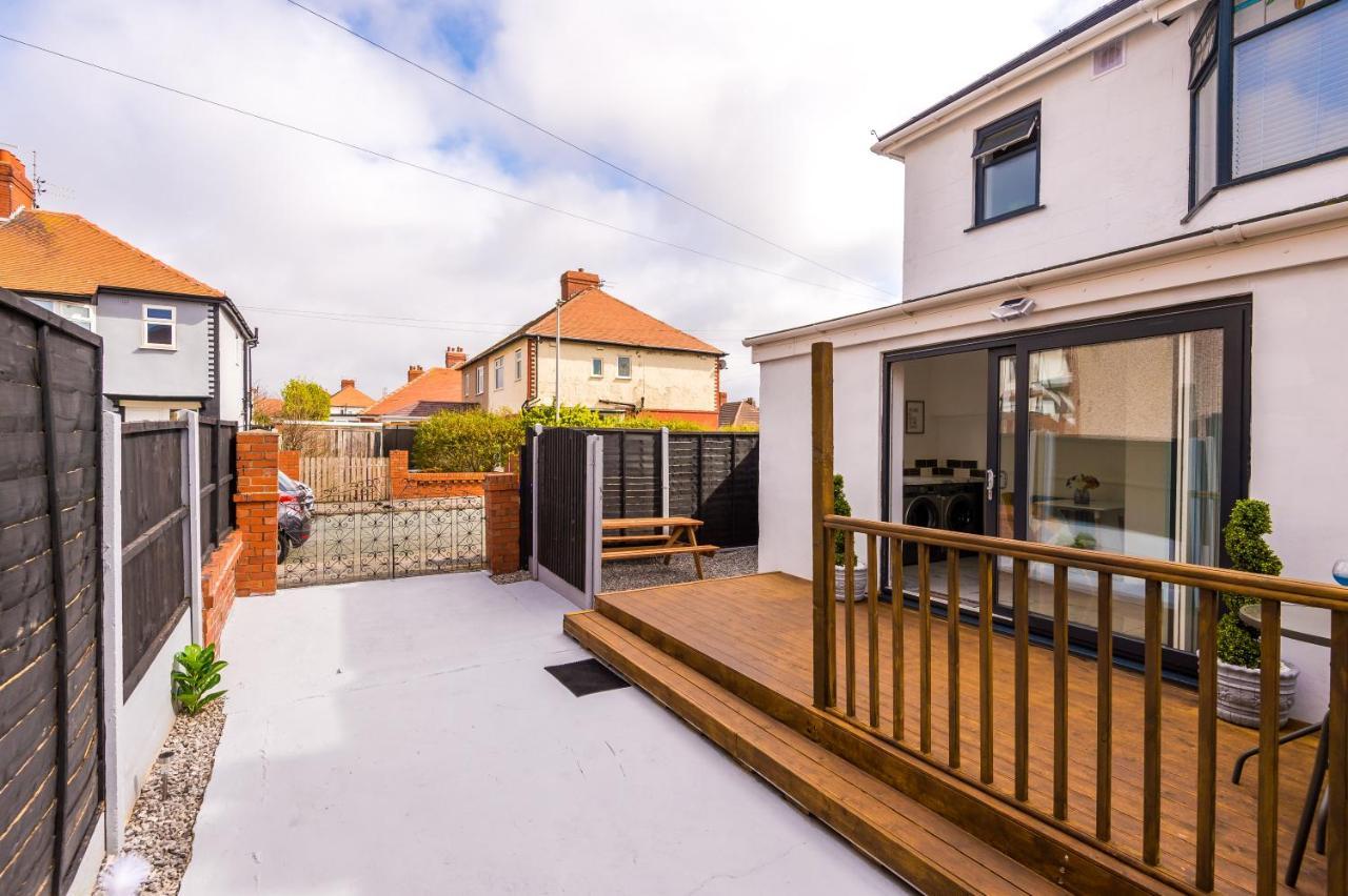 Only Family Groups - Pets Stay For Free - Sleeps 8 - Sofabed Blackpool Kültér fotó