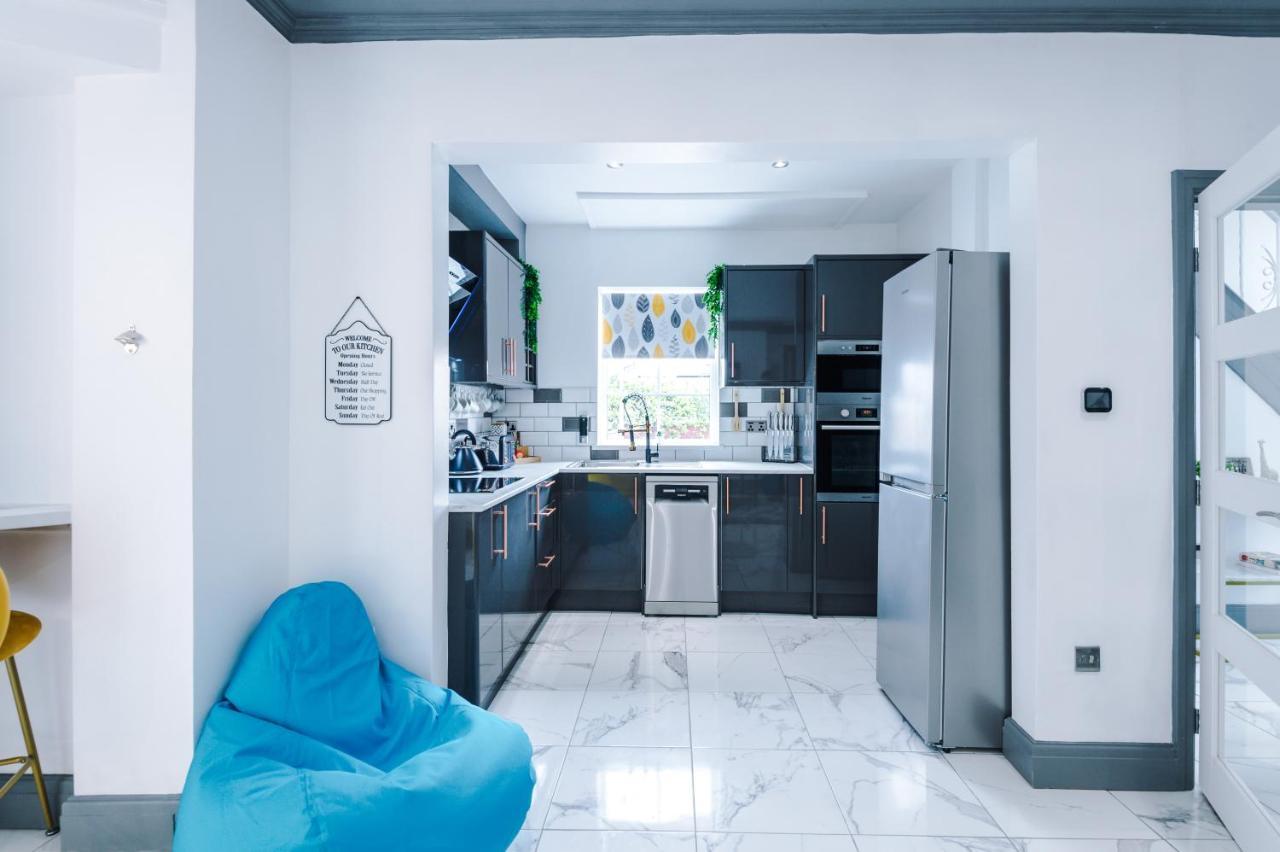 Only Family Groups - Pets Stay For Free - Sleeps 8 - Sofabed Blackpool Kültér fotó