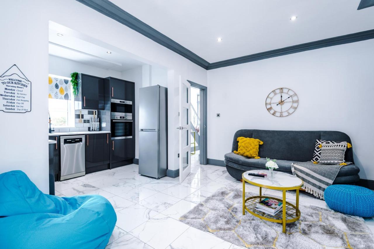 Only Family Groups - Pets Stay For Free - Sleeps 8 - Sofabed Blackpool Kültér fotó