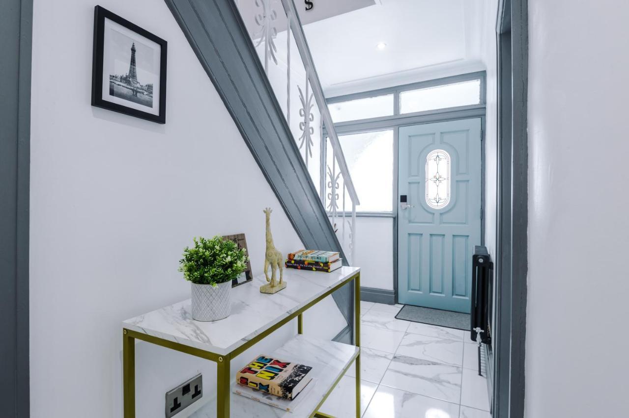 Only Family Groups - Pets Stay For Free - Sleeps 8 - Sofabed Blackpool Kültér fotó