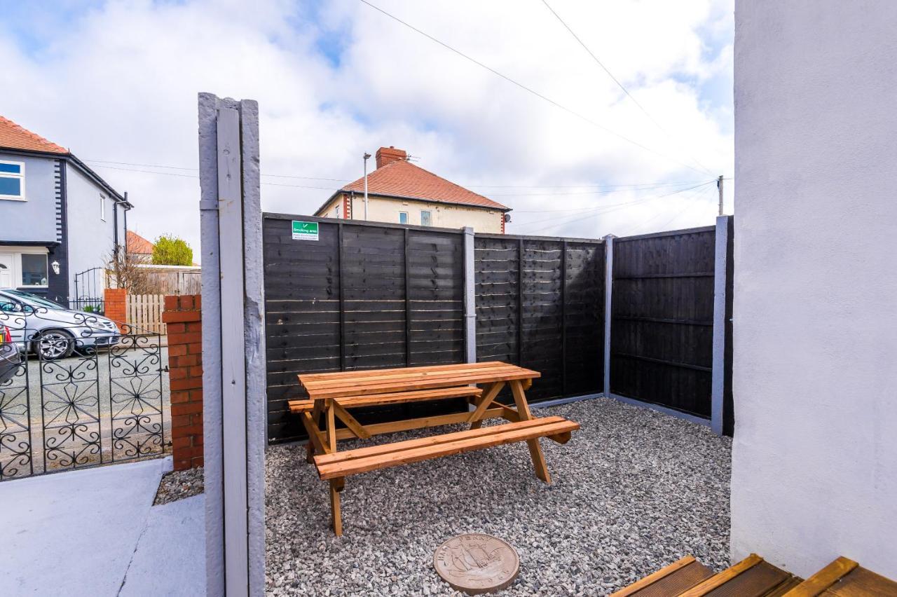 Only Family Groups - Pets Stay For Free - Sleeps 8 - Sofabed Blackpool Kültér fotó