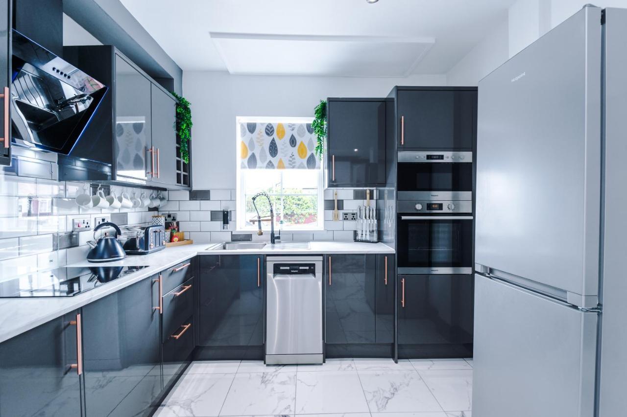 Only Family Groups - Pets Stay For Free - Sleeps 8 - Sofabed Blackpool Kültér fotó