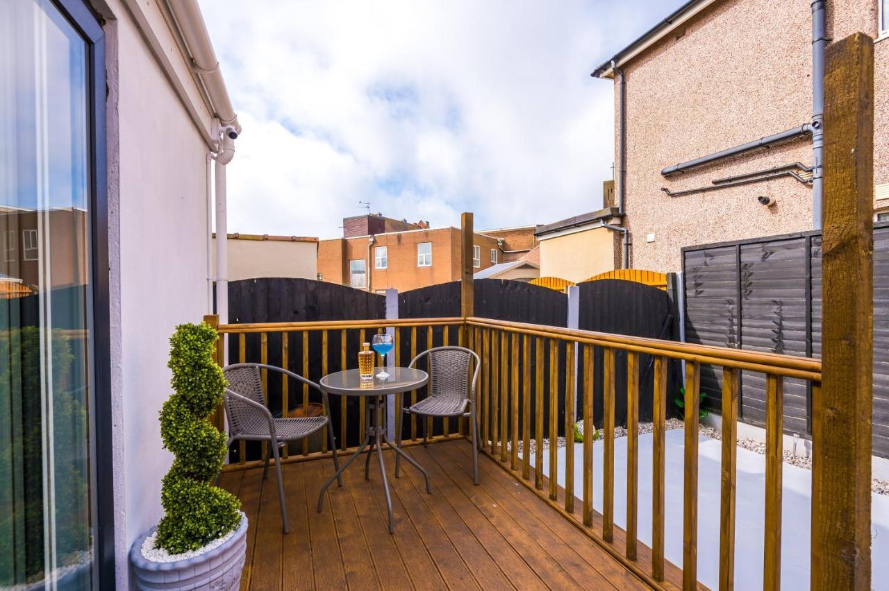 Only Family Groups - Pets Stay For Free - Sleeps 8 - Sofabed Blackpool Kültér fotó