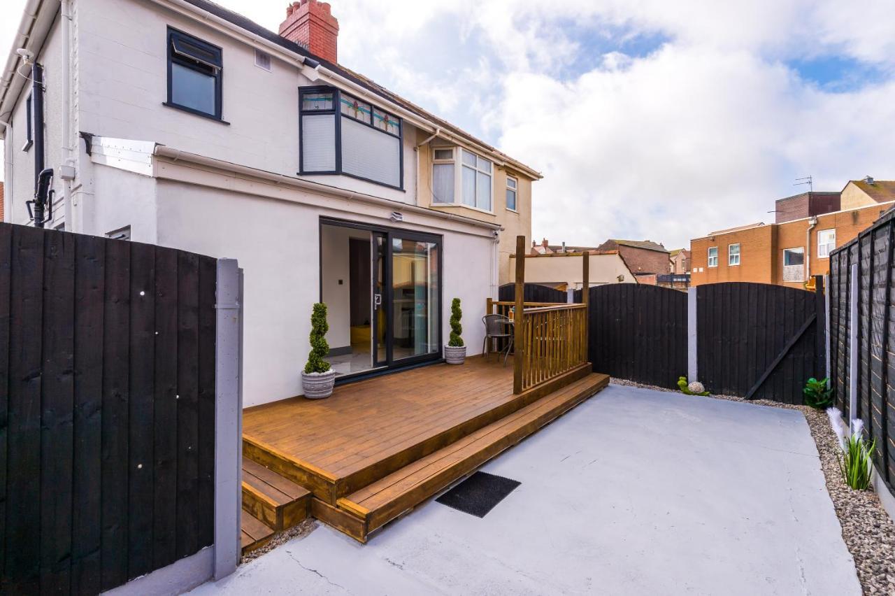Only Family Groups - Pets Stay For Free - Sleeps 8 - Sofabed Blackpool Kültér fotó