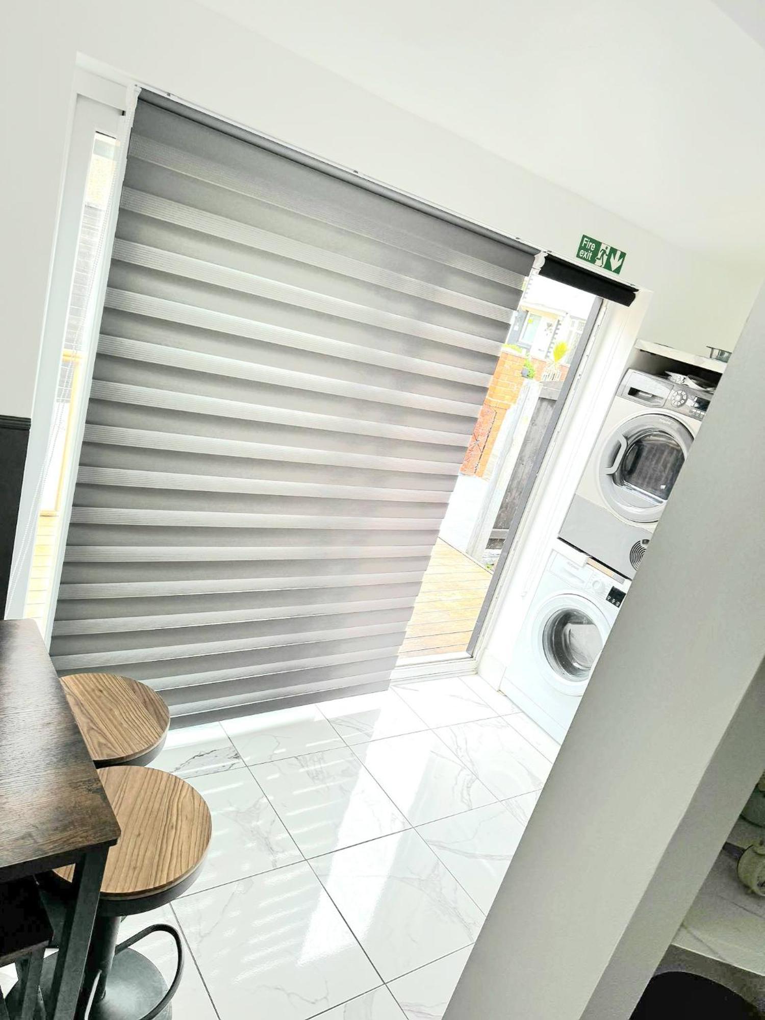 Only Family Groups - Pets Stay For Free - Sleeps 8 - Sofabed Blackpool Kültér fotó
